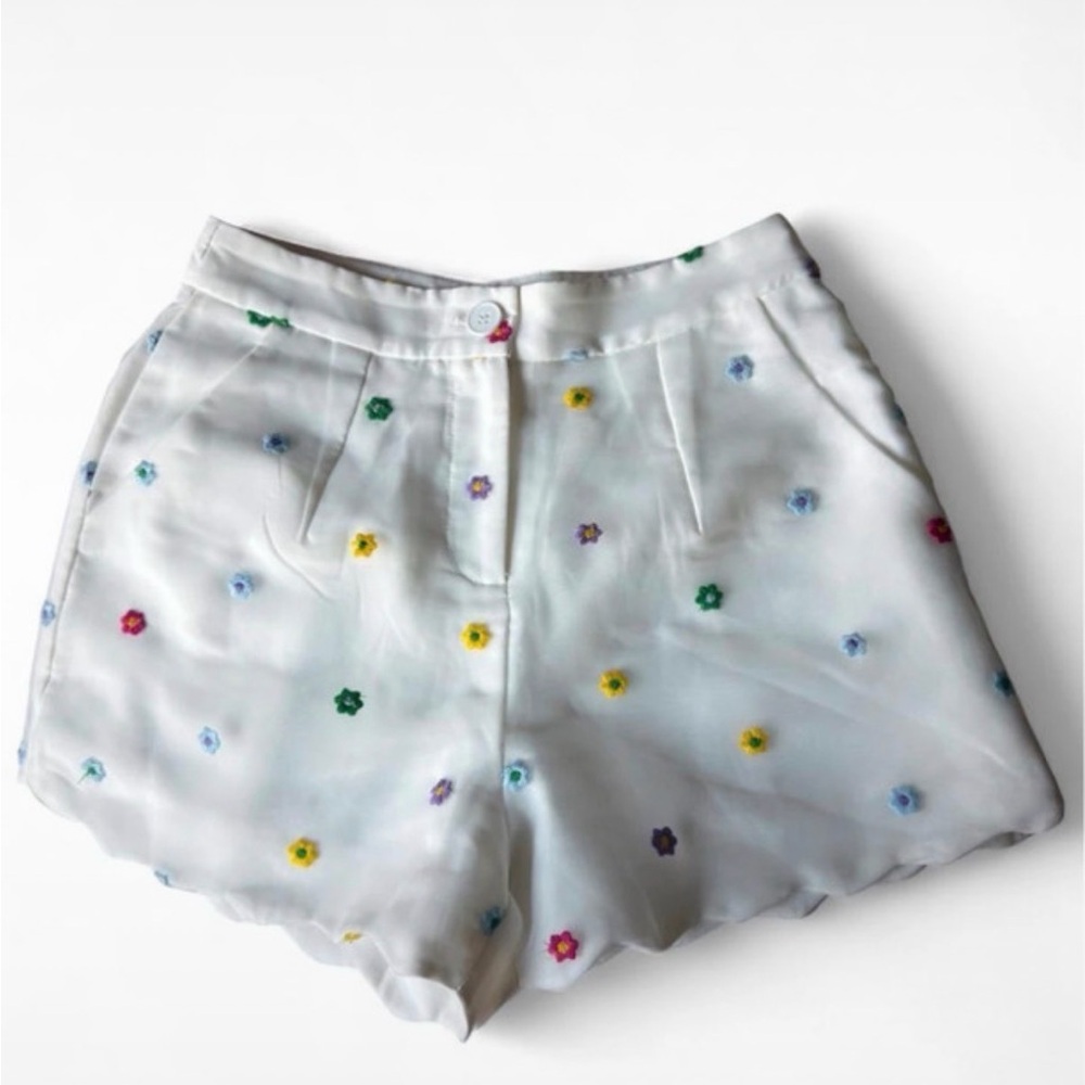TCEC White High-Waist Floral Embroidered Scallop Hem Shorts